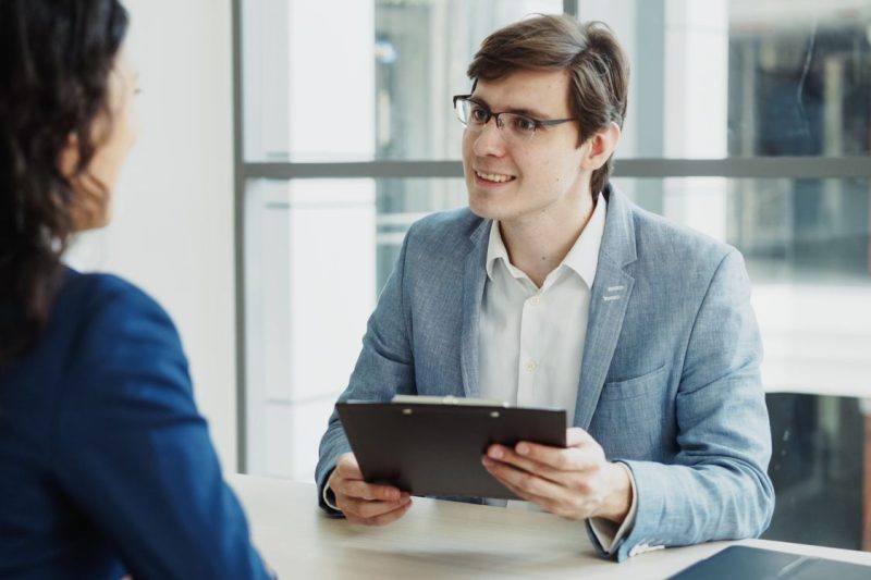 2 professionals having a conversation 800x533 - Tech Workers Are Surprisingly Loyal - Everyone Else Job Hops