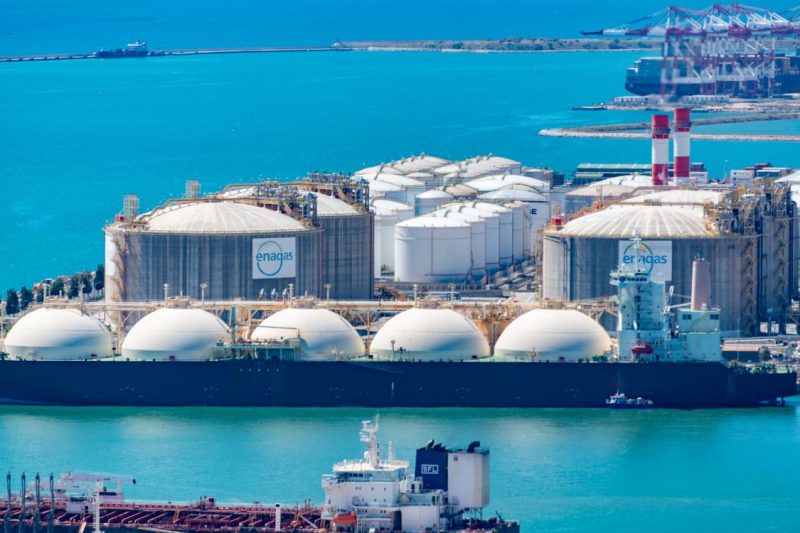 LNG storage tanks by the sea 800x533 - A Texas Salt-Cavern Expansion Just Showed How Tight Gulf Coast LNG Storage Capacity Has Become